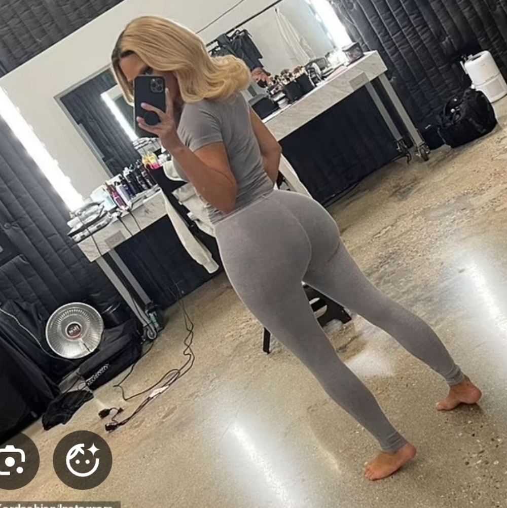 SKIMS Camel Outdoor Tshirt and Leggings Set - Picture 8 of 15